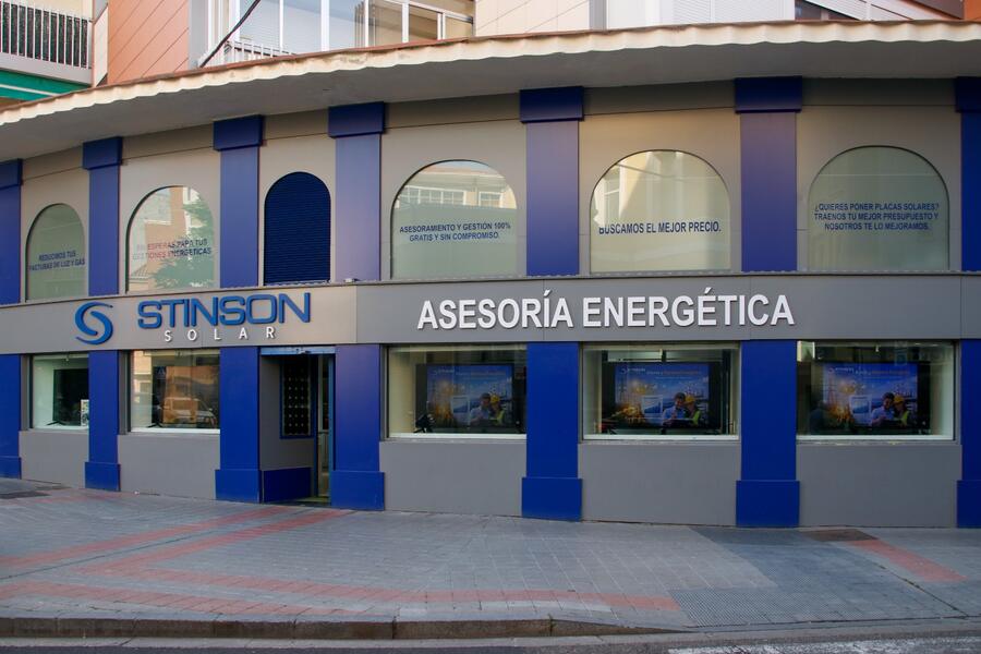 Rótulo de asesoría energética en la fachada de Stinson Solar en Palencia