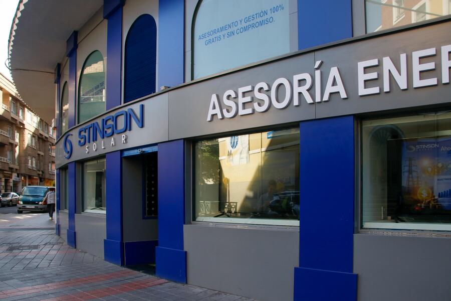 Entrada de la oficina de Stinson Solar en Palencia desde la calle