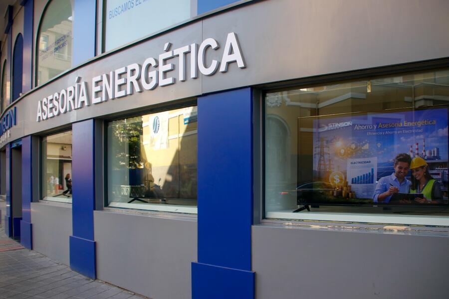Escaparate de la oficina de Stinson Solar con información de ahorro energético